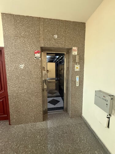 ثلاث غرف بعماره بالمطار مكيفه 