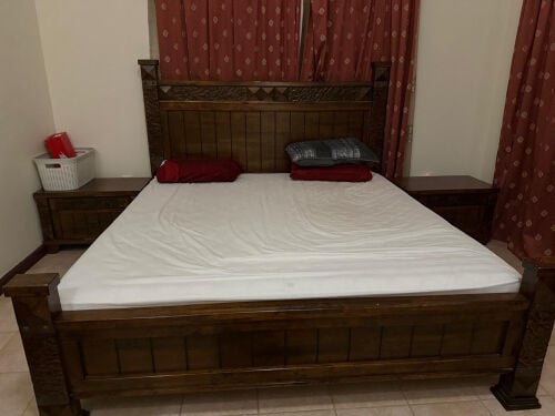 سرير كبير و تسريحة و طولات متنوعة
