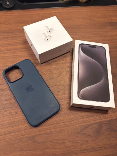 iPhone 15 Pro Max 256GB + AirPods 