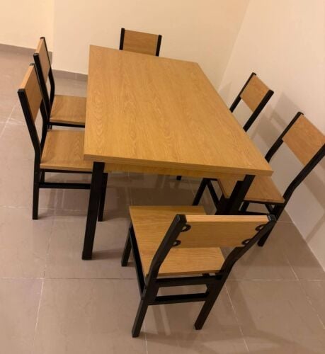 نبيع طاولات طعام وكراسي فنادق.
