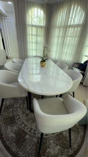 طاولة طعام لثمان اشخاص 