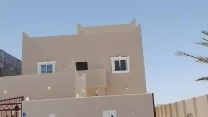 للبيع فيلا بالرويس  مع مجلس خارجي