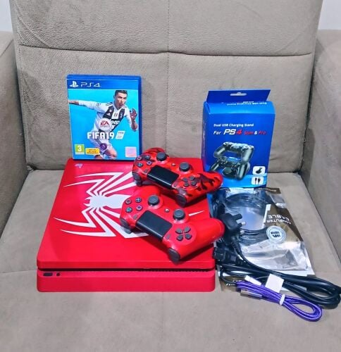Ps4 like new with 2 controllers