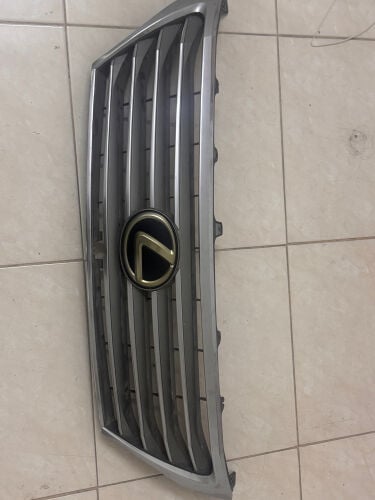 Lexus 570 2009 front grill