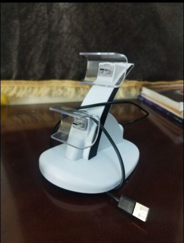 Hand charger for PS5