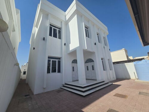للايجار فيلا جديده في الخور إسكان