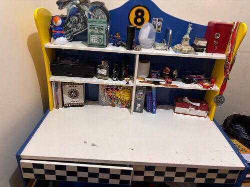 desk and chair 