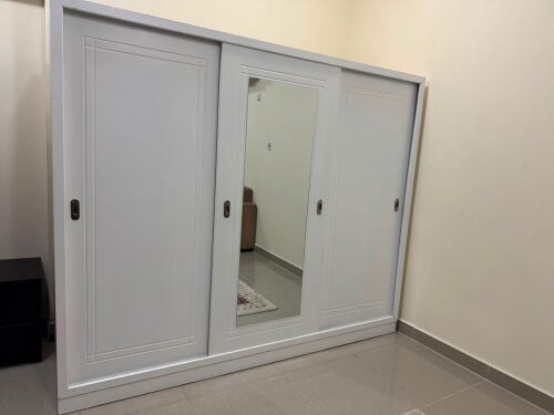 خرانة ثلاث ابواب جرار بحالة ممتاز