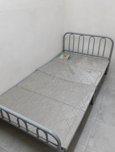 سرير حديدي قابل للطي