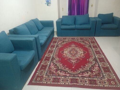 كنب نظيف مع ستارة و طاولة