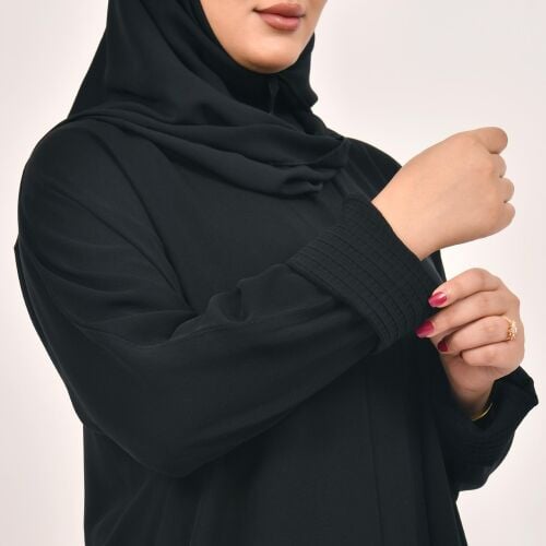 مطلوب عارضة تصوير عبايات