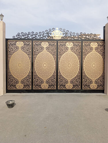 مواقف سيارات فاخرة وبوابات