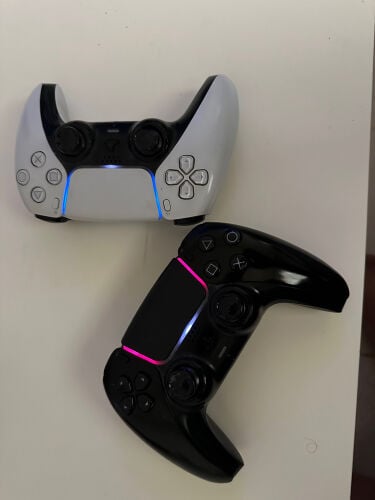 Good condition just the controllers joysticks rubber are on there 667 gb disc version with gta5 