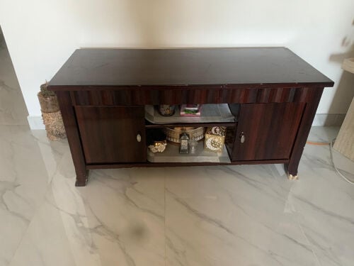 طاولة تلفزيون نضيفه