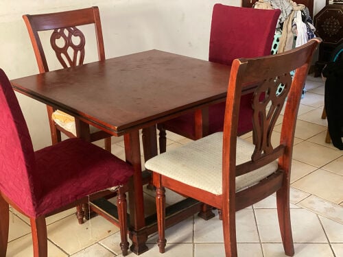 طاولة طعام مع اربع كراسي 