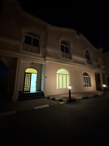 للايجار فلا في مجمع ام صلال علي