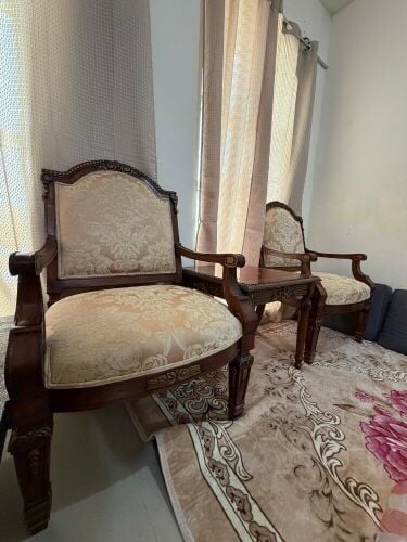 king size chair and table