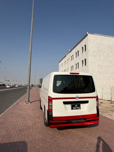 باص نيسان نقل بضائع 
