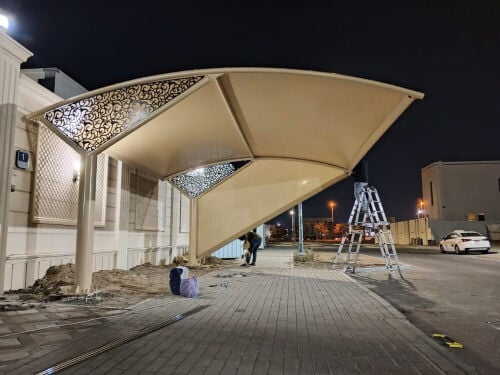 مواقف سيارات فاخرة وبوابات
