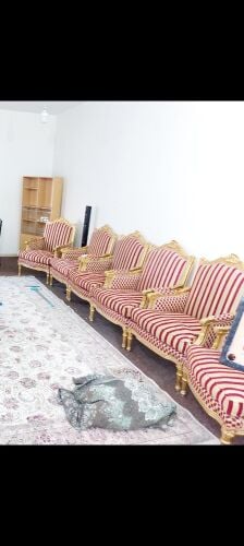 طقم كراسي كلاسيكية مذهبة، يتميز ب