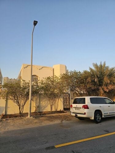 للبيع فلتين في الخورفي الخور فاضي
