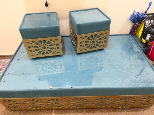 للبيع طاولة كبيره واربعه صغار