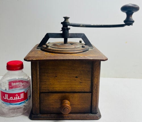 مطحنة قهوة قديمة