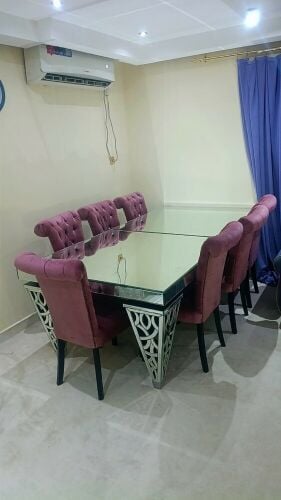 طاولة طعام كبيرة