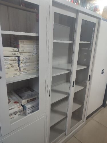 رف كتب جديد، خزانة مكتبية، طاولة