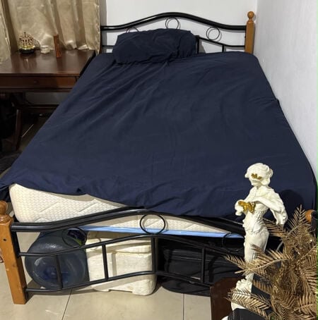 سرير بحالة ممتازه مع مرتبه جديدة 