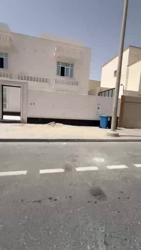 للبيع فيلا بالخورعلى الشارع العام