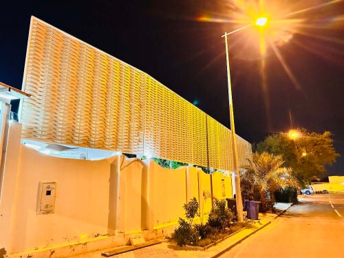 مواقف سيارات فاخرة وبوابات