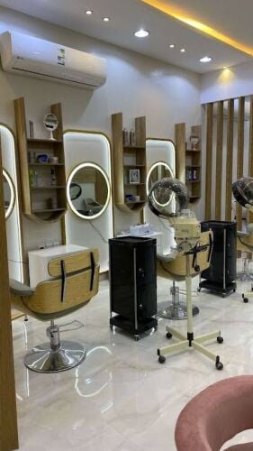 مطلوب خبيرة شعر وتجميل