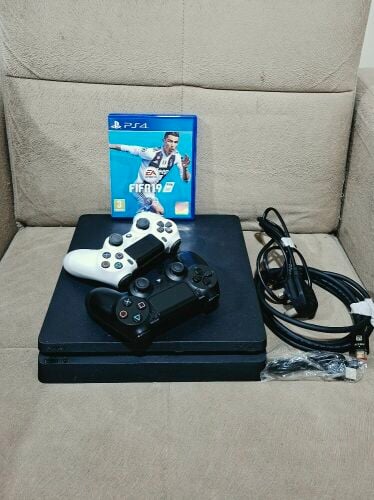 Ps4 Slim with 2 original controller