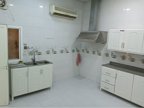 ثلاث غرف 2حمام ومطبخ 