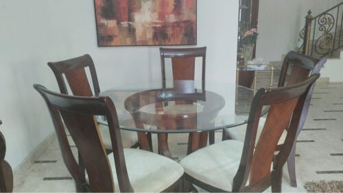 طاولة طعام مع الكراسي