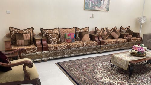 أربعة كراسي فخمة ونظيفة 