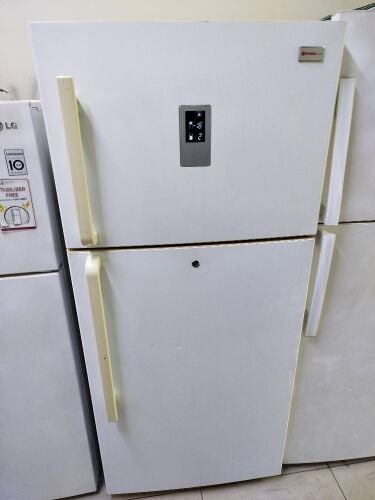 ثلاجة ببابين بحالة ممتازة