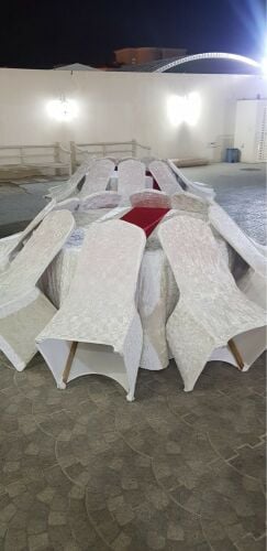 كراسي وطاولات وزل للإيجار 