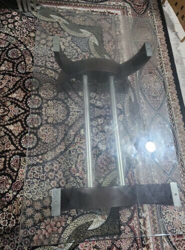 طاولة أنيقة – بحالة ممتازة