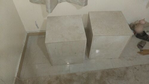 عداد ٢ طاولات شبه جديده رخام للبي