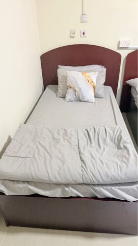 single bed with metress