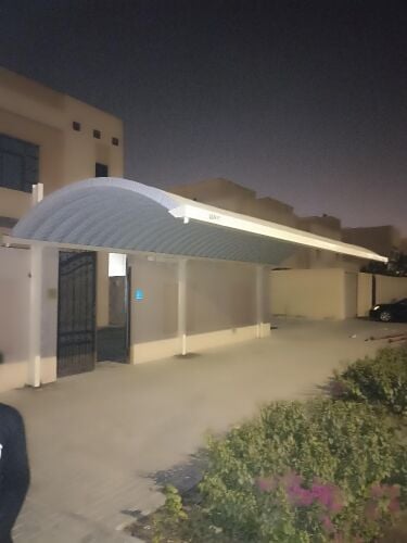 مظلة سريعة الامتداد بتصميم عصري ل