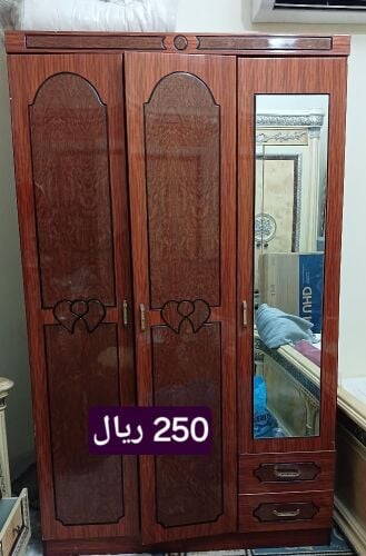 خزانة ملابس وأدراج
