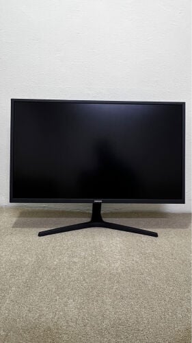 Samsung 32” monitor with box