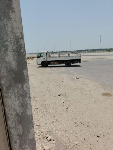 يوجد لدينا سيارة نقل الأغراض