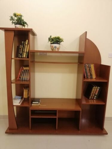 مكتبة وطاولة