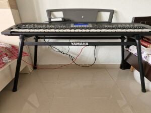 Yamaha PSR - S550 synthesizer