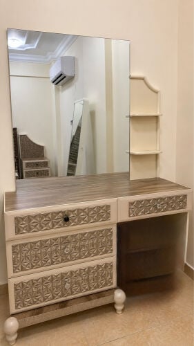 طاولة تسريحة مع كرسي