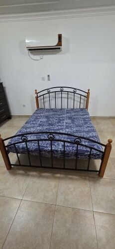 Queen size metal bed - Urgent Sale